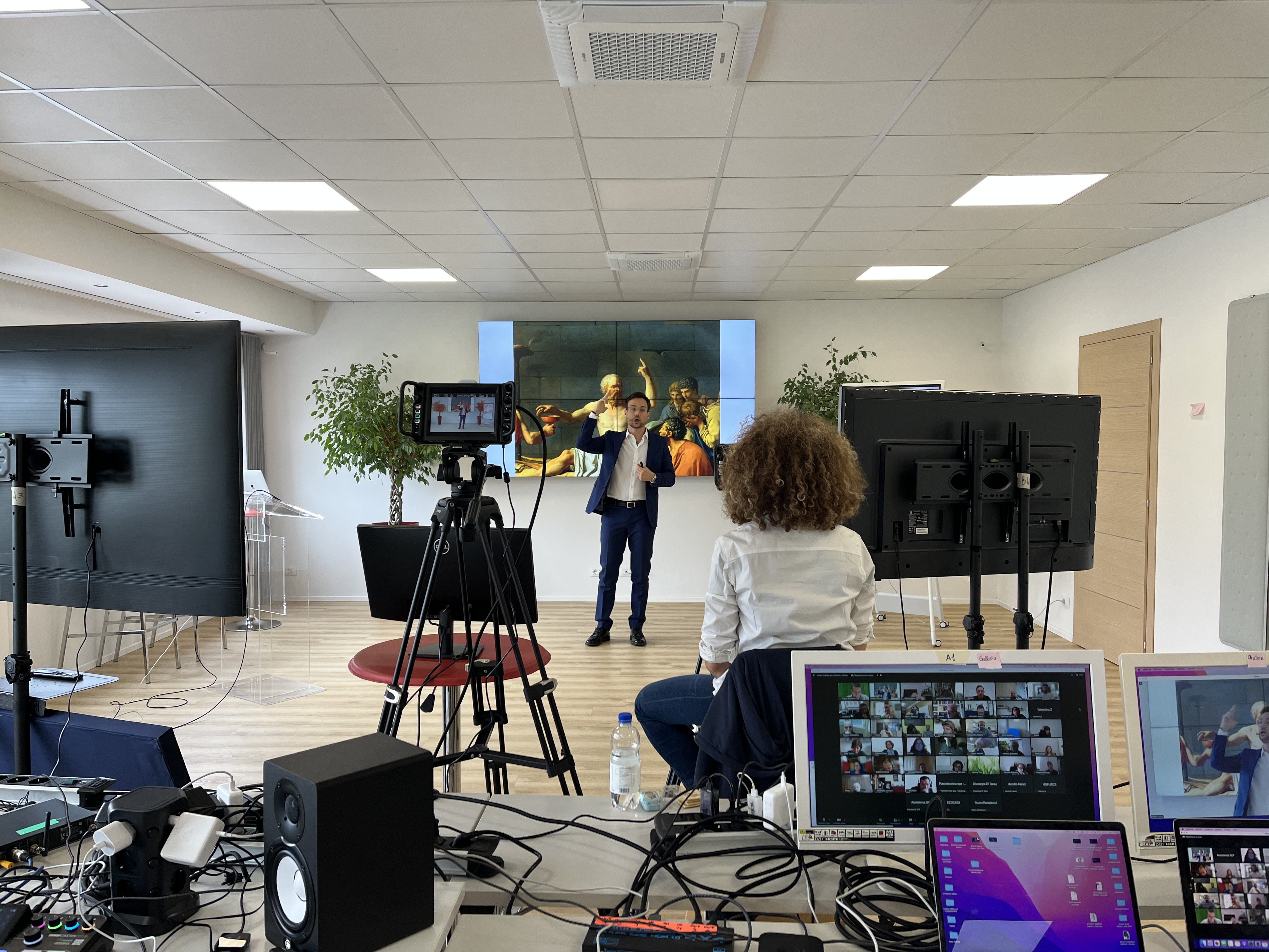 Relatore professionale davanti a una sala