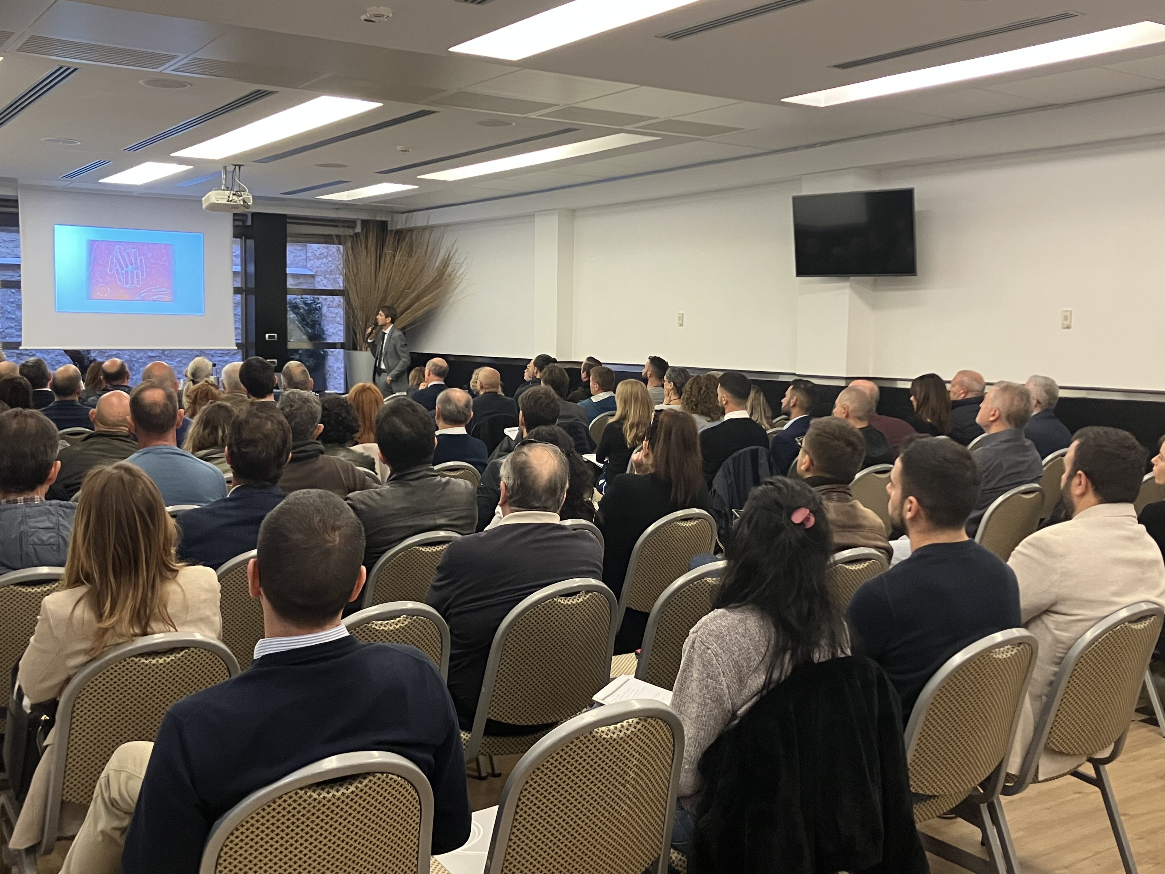 Persone in un workshop che prendono appunti